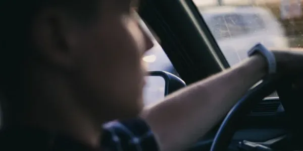 하루 종일 운전하는 몸 — 허리보다 먼저 굳는 곳은 엉덩이입니다